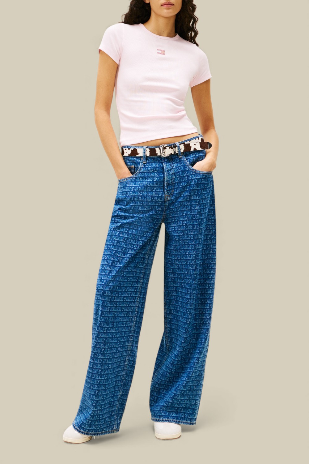 תמונת כל הלוק של חולצת טי ריב סלים פיט